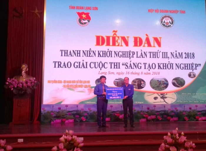  Đ/c Vũ Tiến Tiệp, UVBTV, Trưởng ban Kiểm tra Trung ương Đoàn trao tặng nguồn vốn giải quyết việc làm cho thanh niên Lạng Sơn.